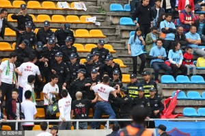  都灵德比战平局收场双方球迷爆发冲突  