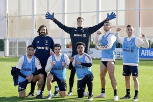  药厂边锋争议庆祝动作引发舆论风波  